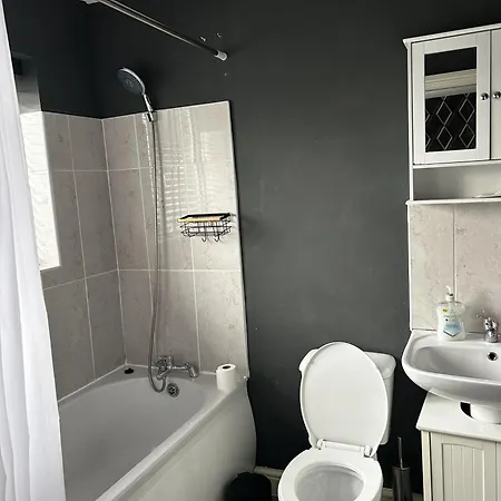 Large 5-bed House In Leeds Fits 10 Free Parking Holiday home *
