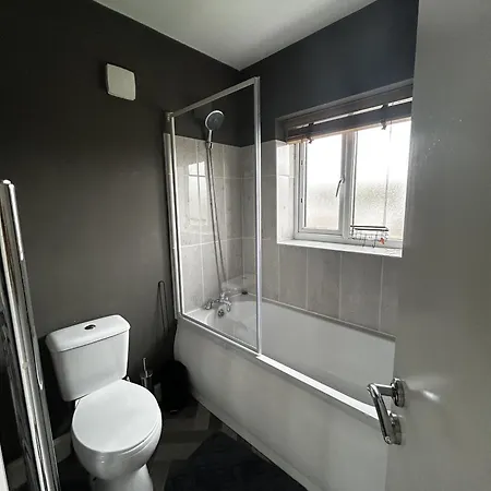 Holiday home Large 5-bed House In Leeds Fits 10 Free Parking Middleton (Derbyshire)