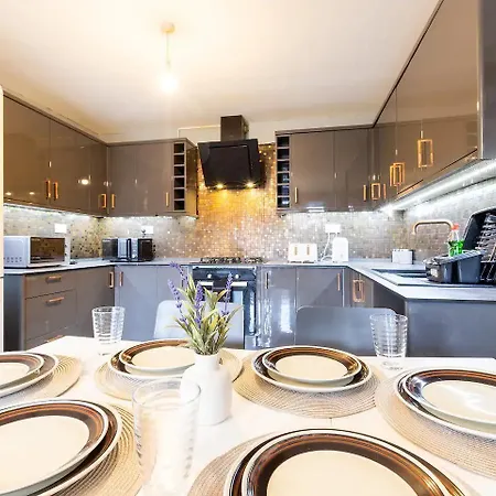 Holiday home Large 5-bed House In Leeds Fits 10 Free Parking *