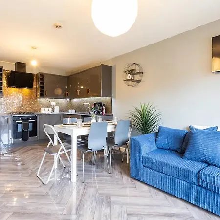 Large 5-bed House In Leeds Fits 10 Free Parking Holiday home *