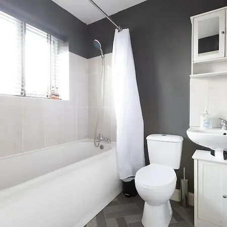 Large 5-bed House In Leeds Fits 10 Free Parking *