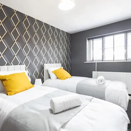 Large 5-bed House In Leeds Fits 10 Free Parking