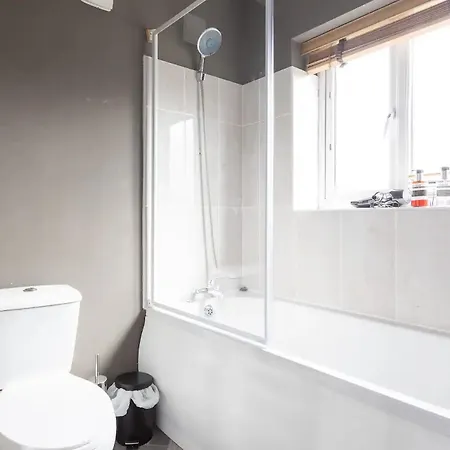 Large 5-bed House In Leeds Fits 10 Free Parking Holiday home Middleton (Derbyshire)