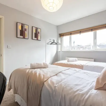 Holiday home Large 5-bed House In Leeds Fits 10 Free Parking
