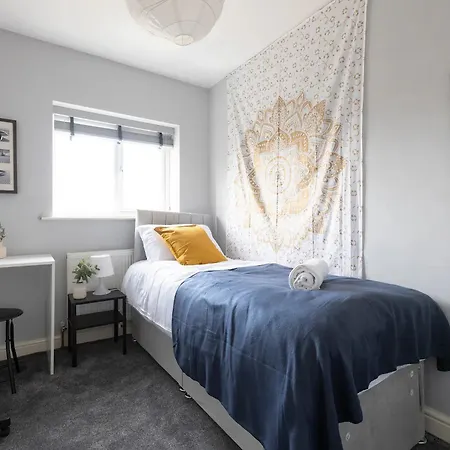 Large 5-bed House In Leeds Fits 10 Free Parking Holiday home Middleton (Derbyshire)