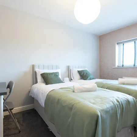 Large 5-bed House In Leeds Fits 10 Free Parking Middleton (Derbyshire)