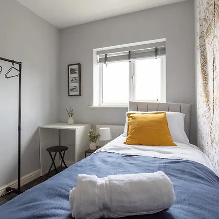 Large 5-bed House In Leeds Fits 10 Free Parking *