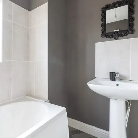 Large 5-bed House In Leeds Fits 10 Free Parking Holiday home